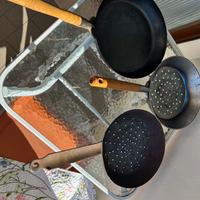 Tre padelle in ferro