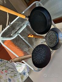 Tre padelle in ferro