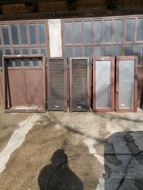 finestre persiane e portoncino ingresso 