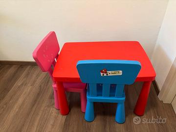 Tavolo con due sedie per bimbi