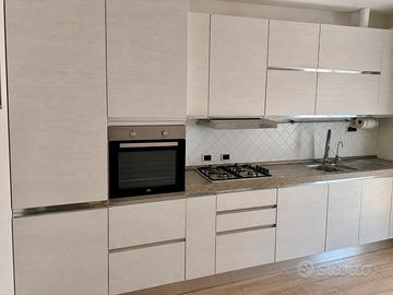 Cucina lineare in olmo bianco