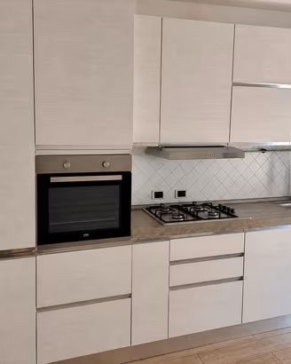 Cucina lineare in olmo bianco