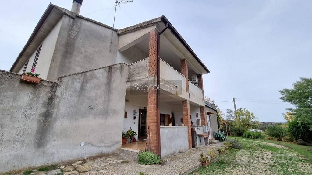 Rustico / Casale di 325 m² con più di 5 locali a M - Vista 2