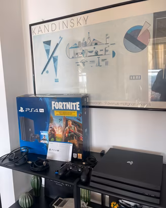 PS4 Pro 1TB in Scatola + 4 Controller + 30 Giochi