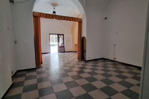 Ampia Bottega Acireale Duomo in ZTL Via Cavour 27