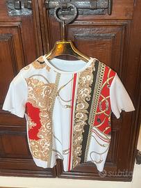 Blusa t-shirt stile barocco con catene oro