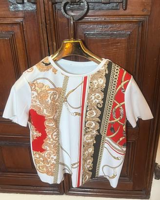 Blusa t-shirt stile barocco con catene oro