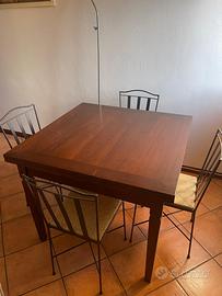 Tavolo in legno massello e 4 sedie in ferro battut