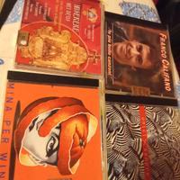 un libro e vari CD