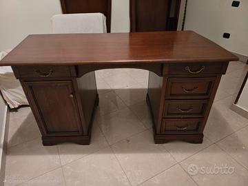 Scrivania in legno stile classico con sedia