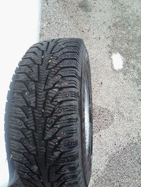 Pneumatici chiodati con cerchio