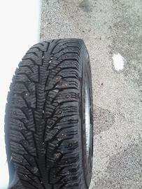 Pneumatici chiodati con cerchio