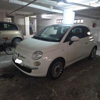 fiat 500 bianca con infotaiment e cokpit