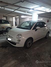 fiat 500 bianca con infotaiment e cokpit