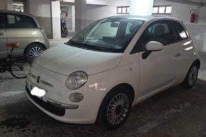 fiat 500 bianca con infotaiment e cokpit