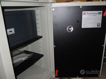 Cassaforte Bordogna con "tesoretto" interno