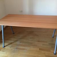 Spaziosa Scrivania In Legno + Porta PC