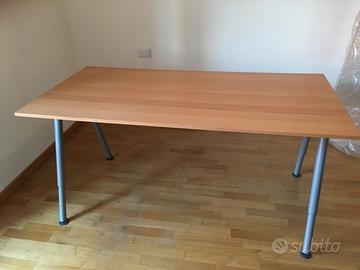 Spaziosa Scrivania In Legno + Porta PC