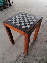 Tavolino in legno con scacchiera incassata