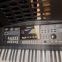 Pianola elettronica con supporti