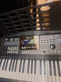 Pianola elettronica con supporti