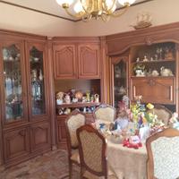 Salone con tavolo e mobile con vetrina