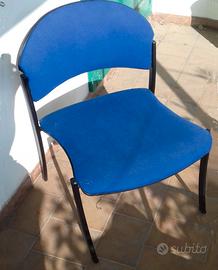 Poltroncina in metallo, imbottita e rivestita