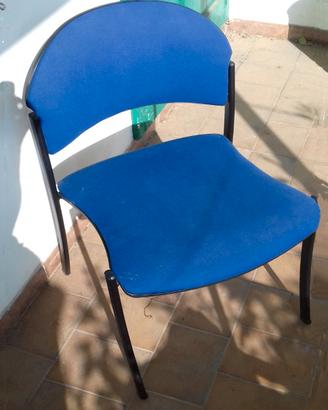 Poltroncina in metallo, imbottita e rivestita