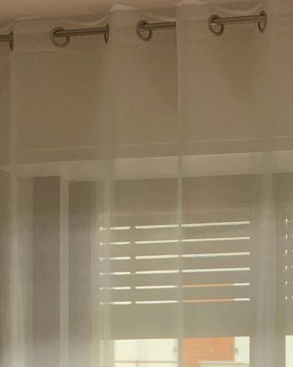 Tende lunghe in voile bianco con bastoni