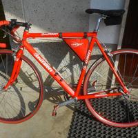 Bicicletta da corsa rossa