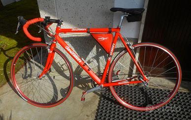 Bicicletta da corsa rossa