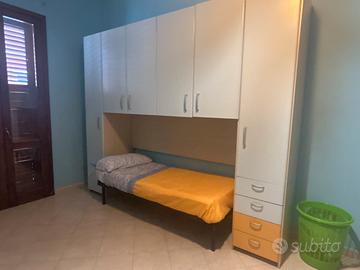 Camera a ponte con letto singolo e cassettiera