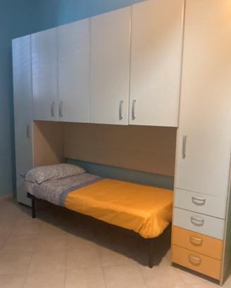 Camera a ponte con letto singolo e cassettiera