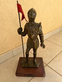 Statua cavaliere medievale vintage