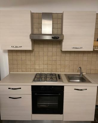 cucina e parete attrezzata