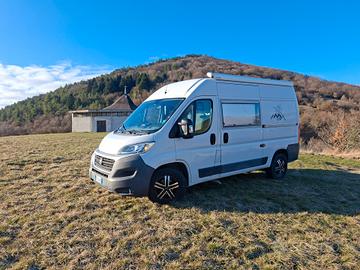 Fiat Ducato furgone allestito a van con gancio tra