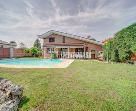 Prestigiosa villa unifamiliare con piscina !