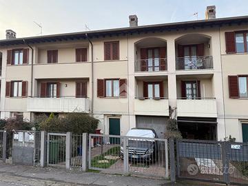 VILLA A SCHIERA CENTRALE A GUSSAGO