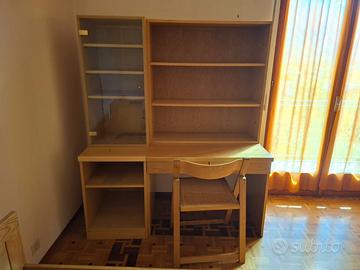 Scrivania e 2 letti singoli con reti