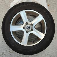 cerchioni in lega con pneumatici e bulloni. 