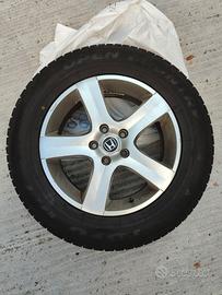 cerchioni in lega con pneumatici e bulloni. 