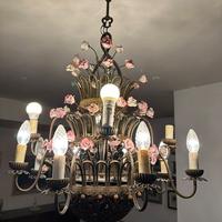 LAMPADARIO LIBERTY DECORATO CON ROSE IN PORCELLANA