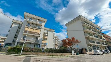 Primo Piano Con Posto Auto