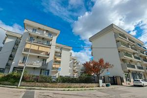Primo Piano Con Posto Auto
