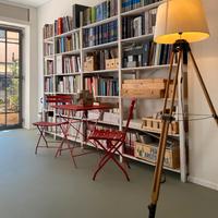 Scrivania condivisa in studio di architettura