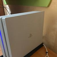 PS4 PRO Bianca + 3 Giochi + Controller + Accessori
