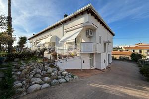 VILLA A SCHIERA A ATRI