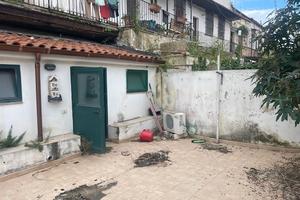 Bivani presso porto piccolo