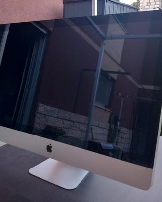 iMac con accessori