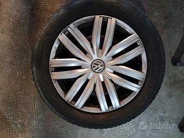 Cerchi originali Volkswagen con borchie e gomme in